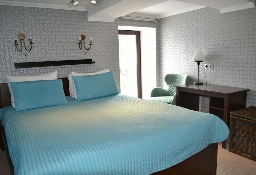 חדר משפחתי, Khanuma