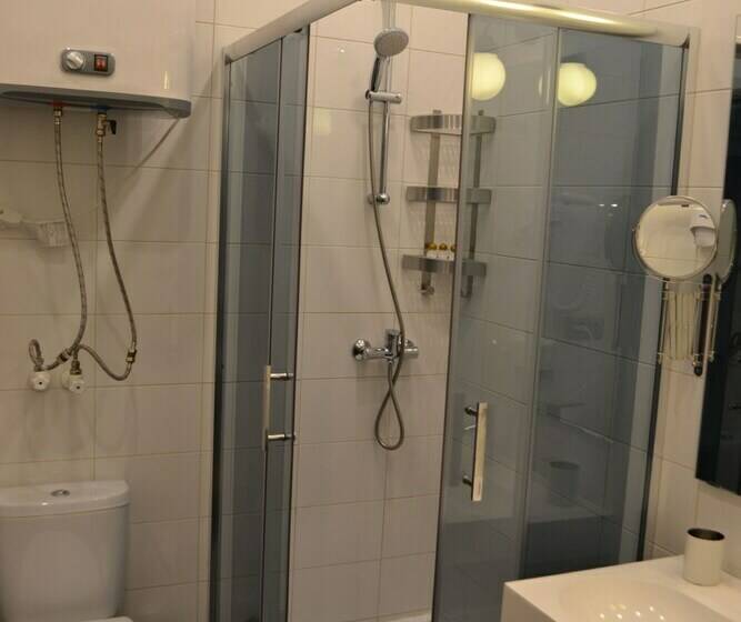 חדר משפחתי, Khanuma