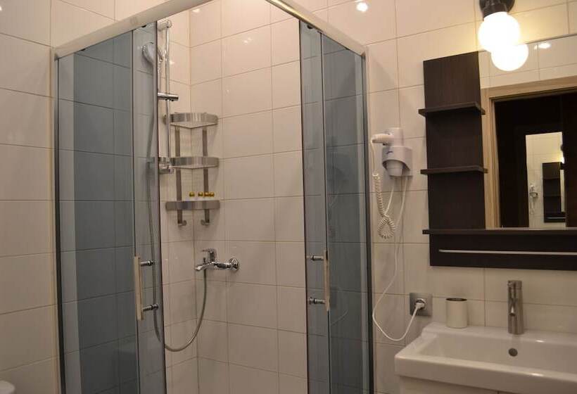 חדר משפחתי, Khanuma