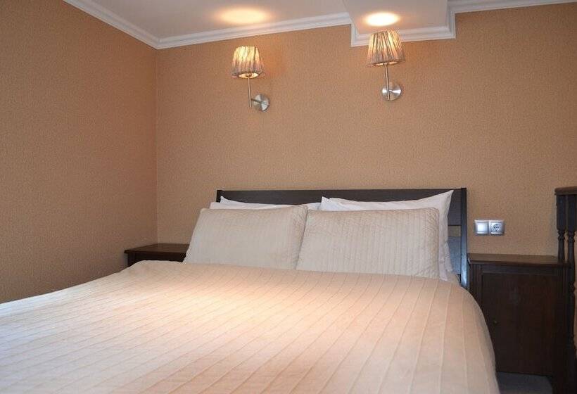 חדר משפחתי, Khanuma