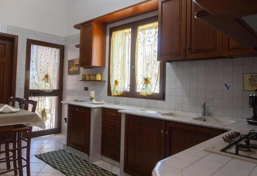 سوییت جونیور با چشم‌انداز استخر, Villa Tonia