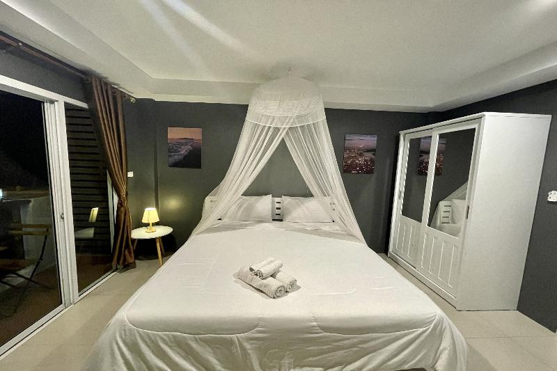 غرفة قياسية مزوَّدة بشُرفة, Be Rich