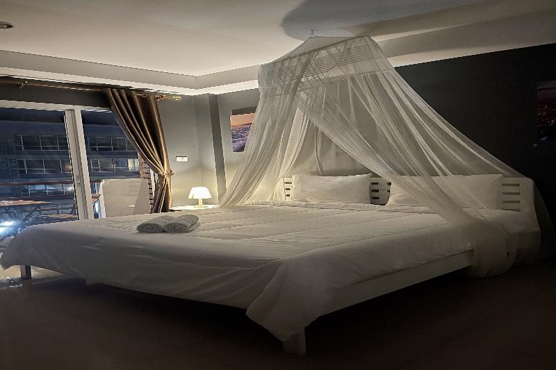 غرفة قياسية مزوَّدة بشُرفة, Be Rich