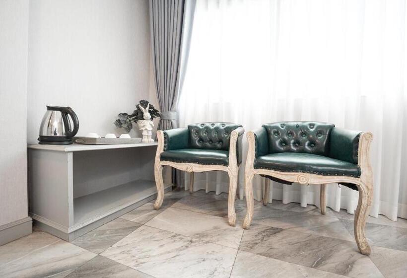 חדר משפחתי, Chaipat