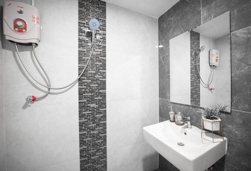 חדר משפחתי, Chaipat