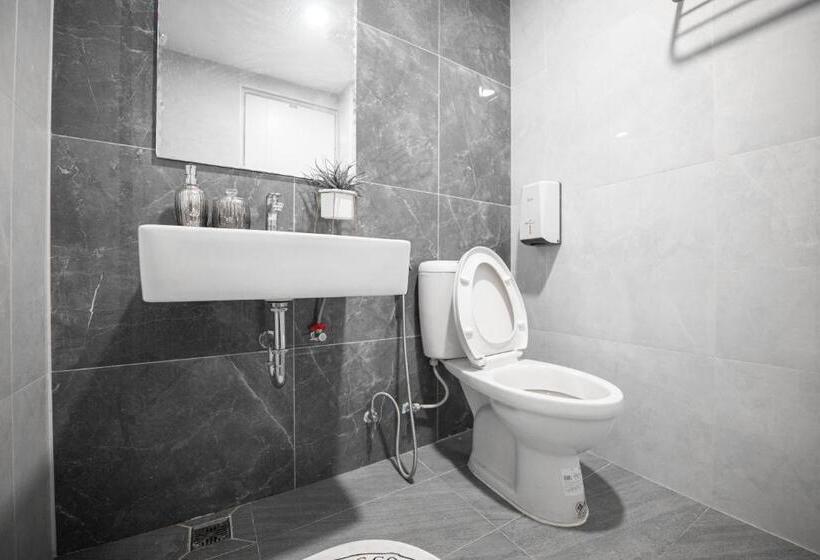 חדר משפחתי, Chaipat