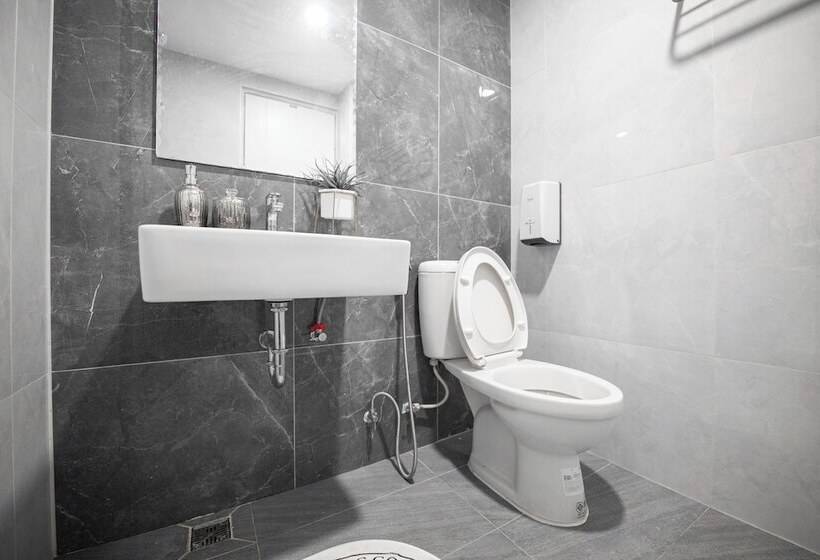 חדר משפחתי, Chaipat