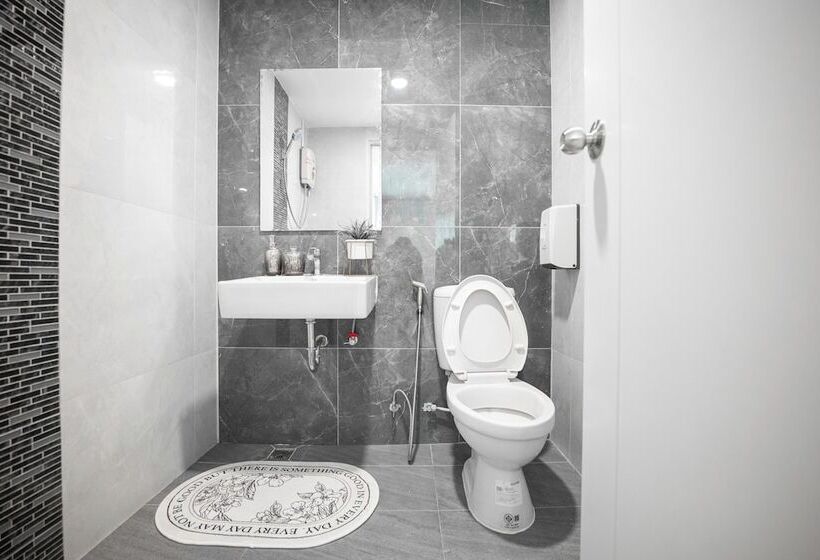 חדר משפחתי, Chaipat