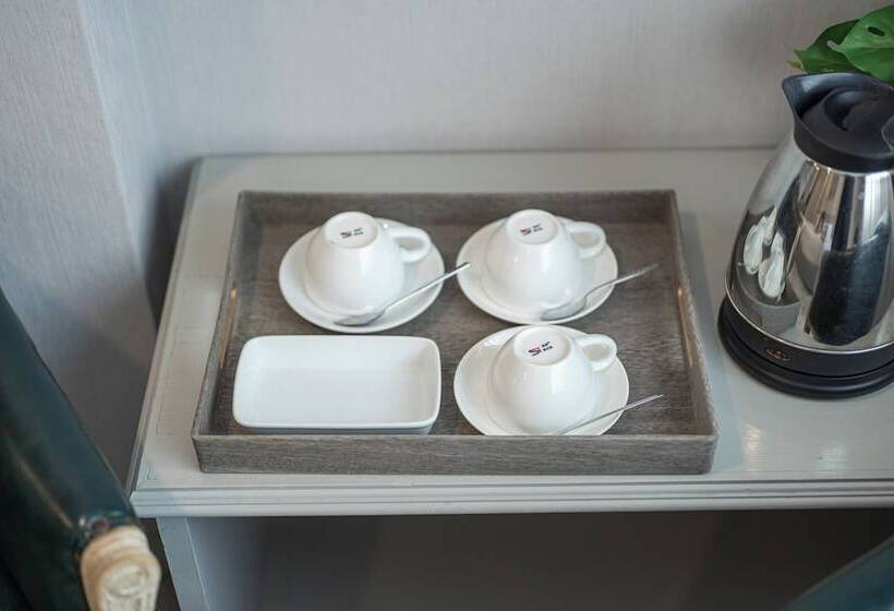 חדר משפחתי, Chaipat