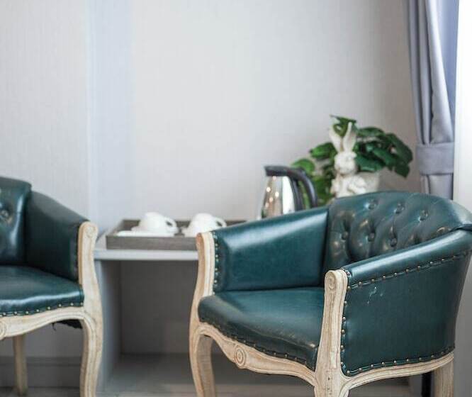 חדר משפחתי, Chaipat