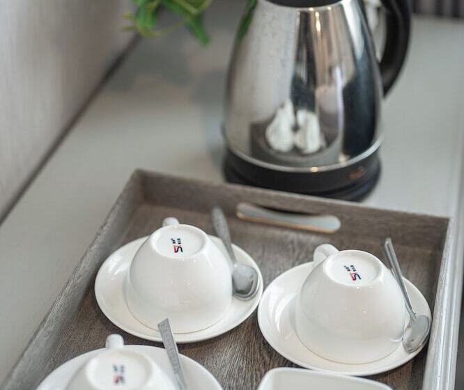 חדר משפחתי, Chaipat