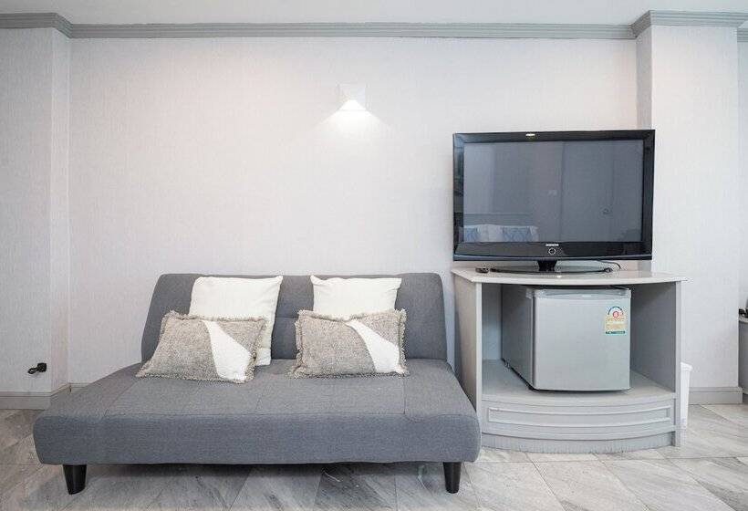 חדר משפחתי, Chaipat