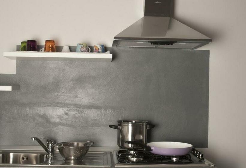 スタンダードスタジオ, La Pajassa