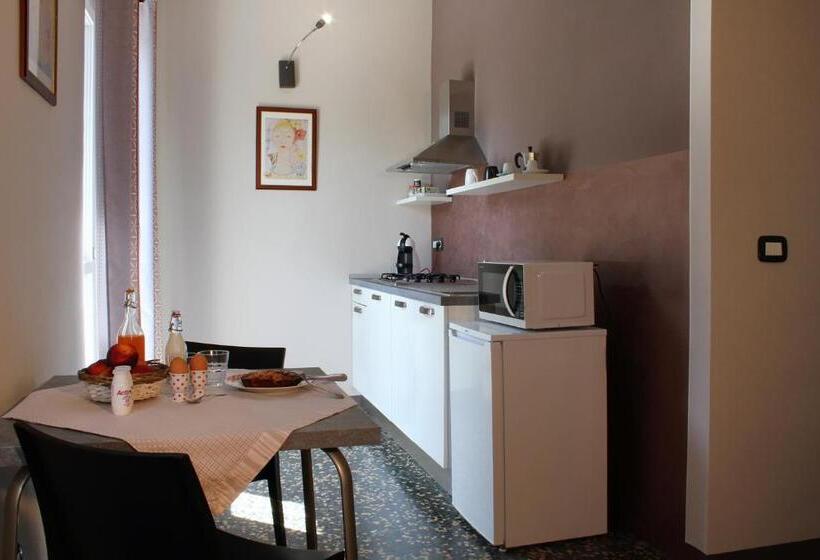 スタンダードスタジオ, La Pajassa