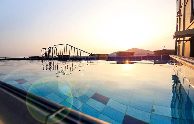 Номер Deluxe, Mstay