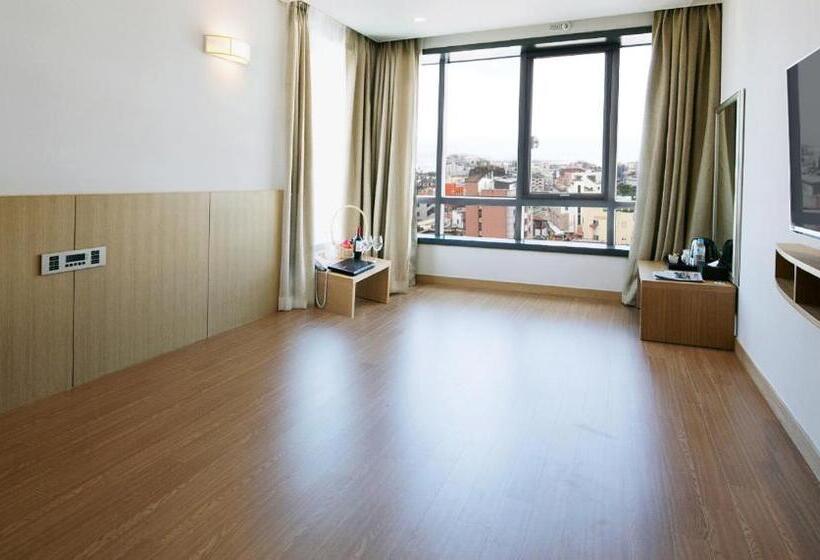 Номер Deluxe, Mstay