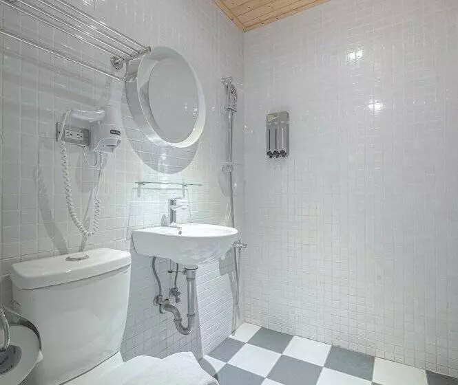 اتاق اکونومی, Light Hostel