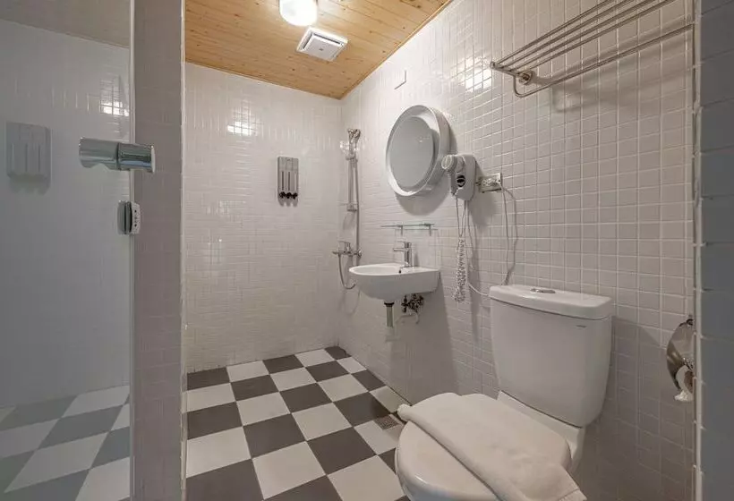 اتاق اکونومی, Light Hostel
