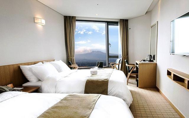 Номер Deluxe, Mstay