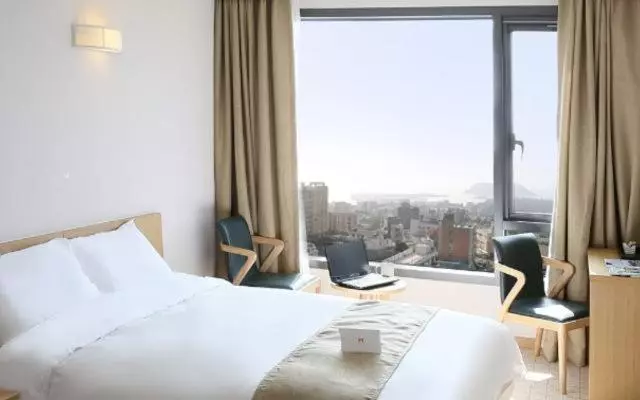 اتاق لوکس با چشم‌انداز دریا, Mstay