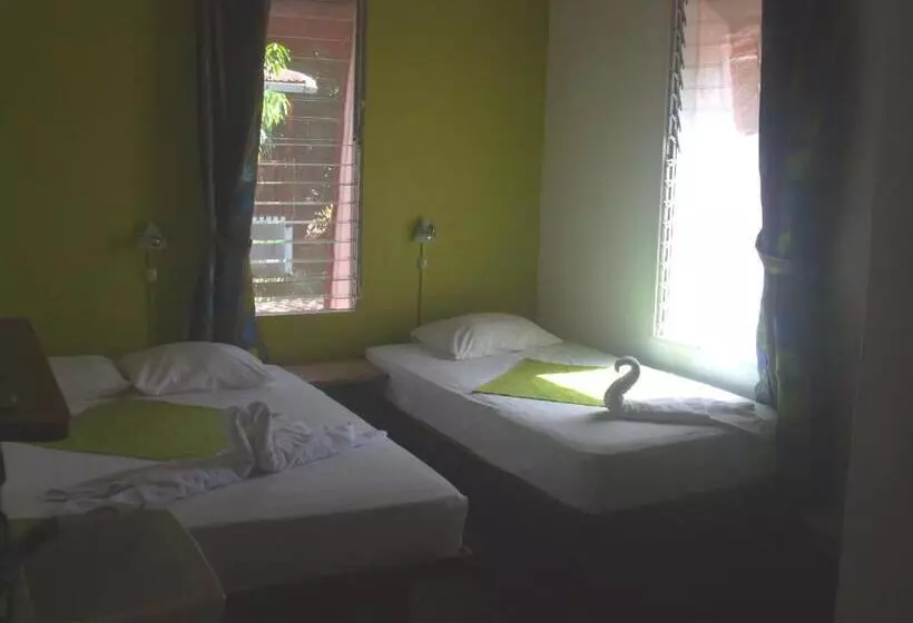 バスルーム共有のトリプルスタンダード, Casa Del Mar