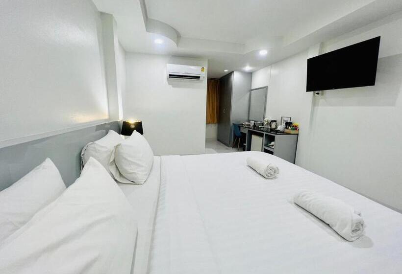 Quarto Deluxe, Bed By Tha Pra Sha Plus