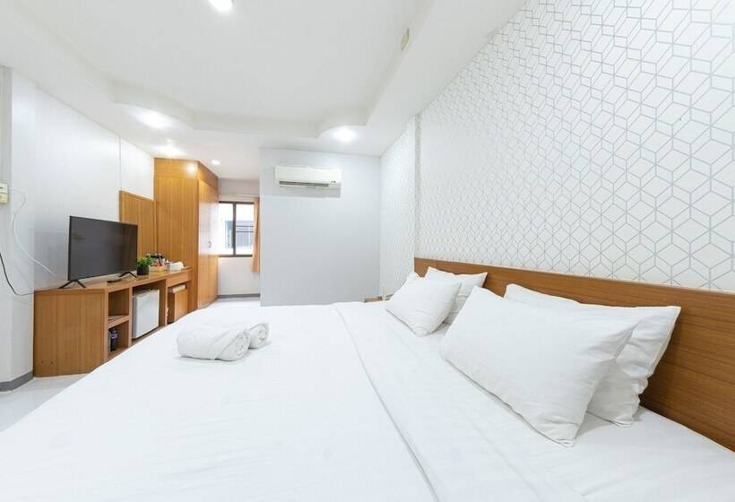 Quarto Deluxe, Bed By Tha Pra Sha Plus