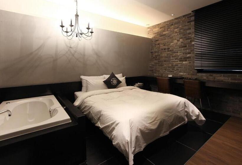 Quarto Deluxe, Sota Stay Gundae