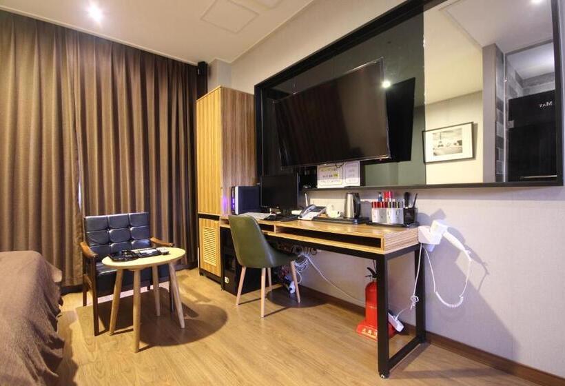 스탠다드 룸, The May