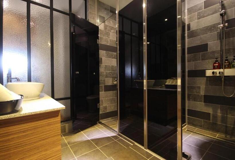 스탠다드 룸, The May