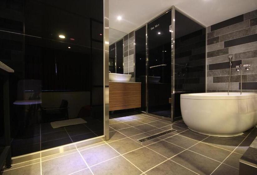 강 전망 스위트, The May