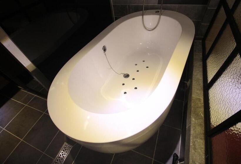 강 전망 스위트, The May