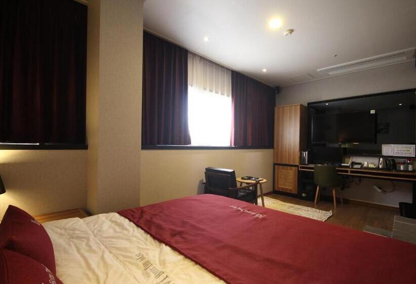 강 전망 스위트, The May