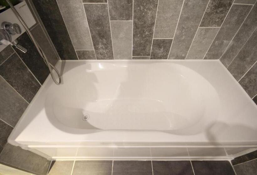 강 전망 스위트, The May