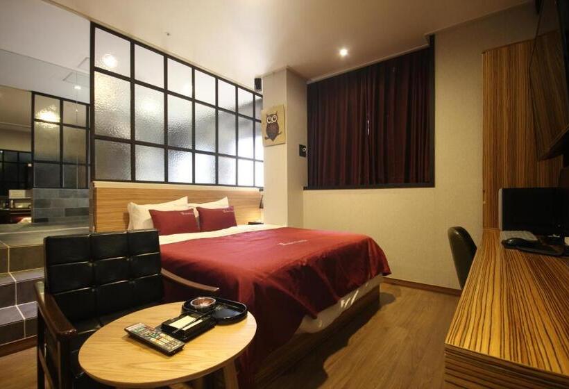 강 전망 스위트, The May