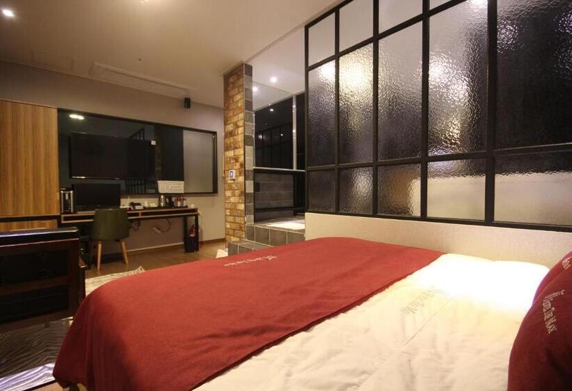 강 전망 스위트, The May