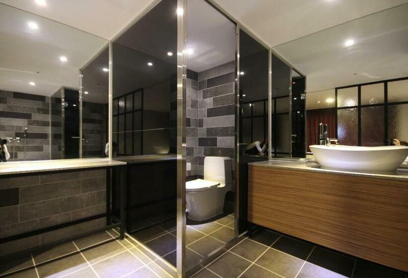 스탠다드 룸, The May