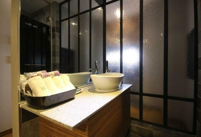 스탠다드 룸, The May