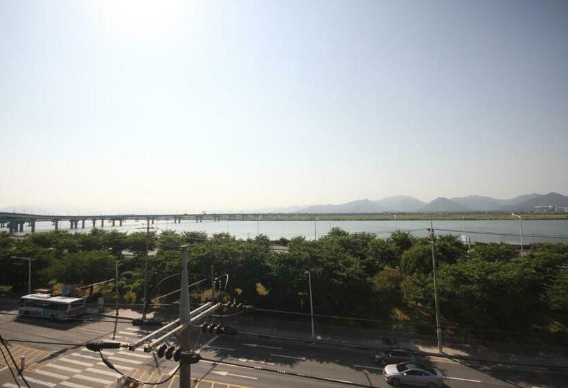 스탠다드 룸, The May