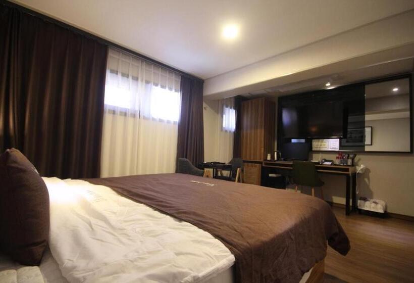 스탠다드 룸, The May