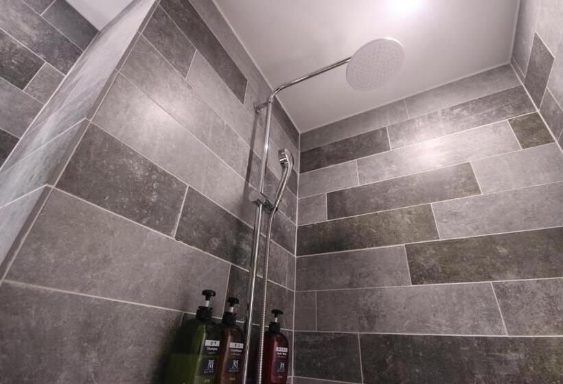 스탠다드 룸, The May