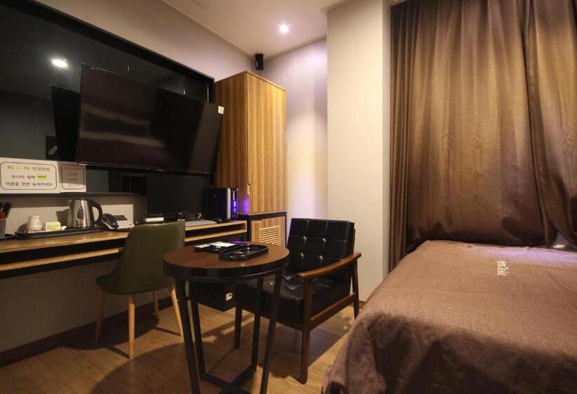 스탠다드 룸, The May