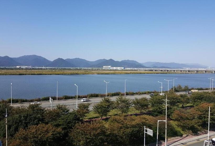 강 전망 스위트, The May