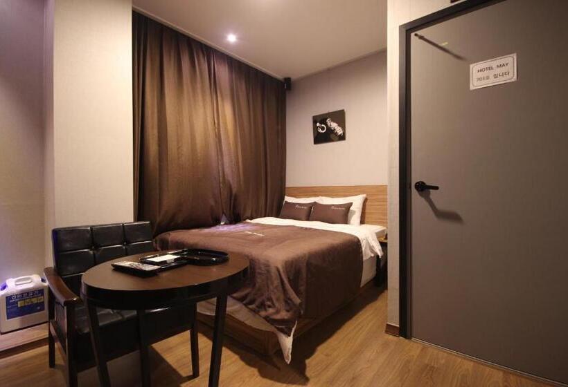 스탠다드 룸, The May