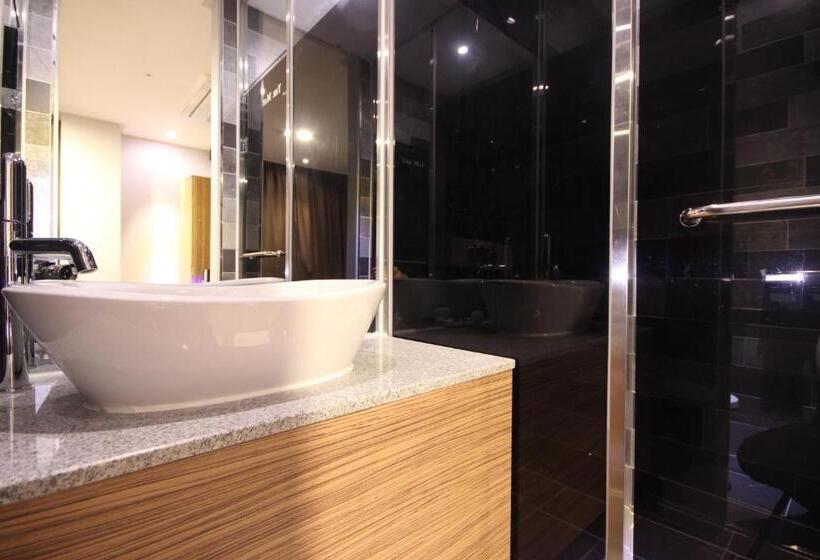 스탠다드 룸, The May