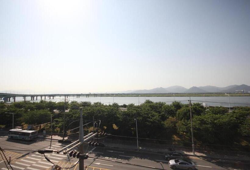 강 전망 스위트, The May