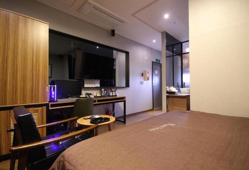 스탠다드 룸, The May