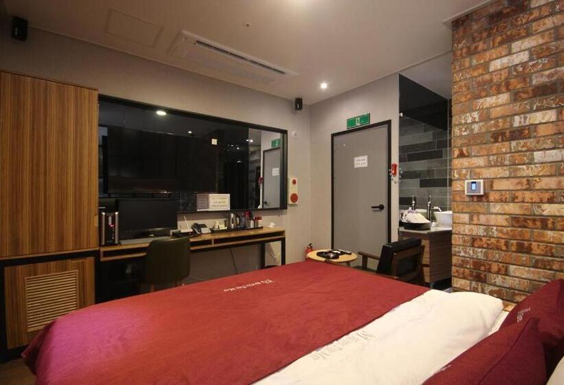 강 전망 스위트, The May