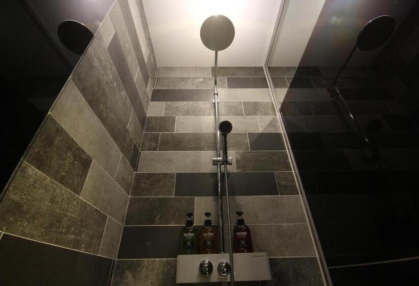 강 전망 스위트, The May