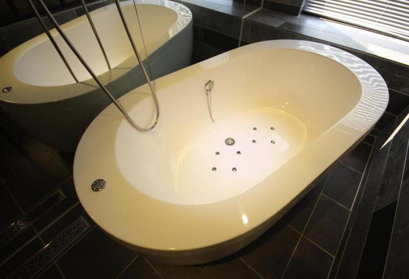 강 전망 스위트, The May